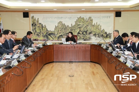 NSP통신-전남교육청의 일일 명예교육감으로 선정된 황혜리 씨가 27일 공무원들로부터 업무보고를 받고 있다. (전남교육청)