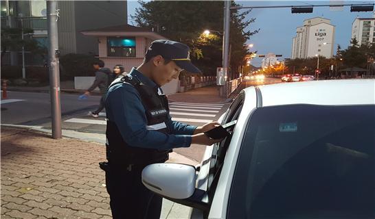 NSP통신-▲시흥시 경찰관이 차적조회를 하고있다(사진제공=시흥경찰서 제공)