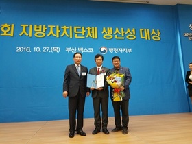 [NSP PHOTO]이필운 안양시장, 수상은 시민성원 공직자 열정 결과물