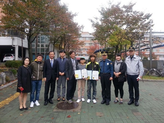 [NSP PHOTO]용인 초등생 2명, 분실한 병원비 50만 원 찾아줘  눈길