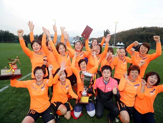 NSP통신-지난 29일 열린 용인시 줌마렐라 축구 페스티벌에서 우승한 선수와 정찬민 용인시장 (용인시 제공)