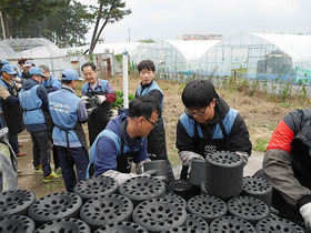 [NSP PHOTO]포스코켐텍, 포항 청림동 소외이웃에 연탄 2만장 나눠