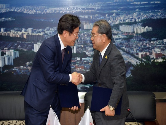 NSP통신-31일 오후 경기 성남시청 9층 상황실에서 학교 시설을 활용한 시립 도담지역아동센터 설치 운영에 관한 협약체결하는 이재명 성남시장(좌)과 이재정 경기도교육감(우) (성남시 제공)