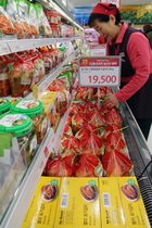 [NSP PHOTO]이마트, 金값된 배춧값 잡는다…포장김치 연중 최저가 판매