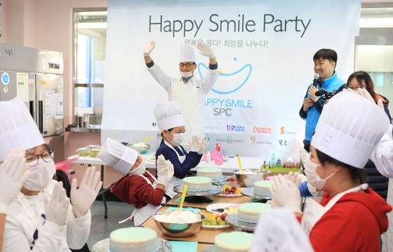 NSP통신-SPC그룹 해피봉사단이 1일 인천광역시 옹진군 장봉도에 위치한 삼복초등학교 장봉분교에서 케이크 교실을 열었다. (SPC그룹 제공)