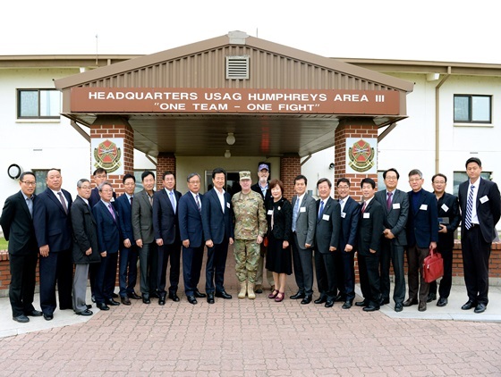 NSP통신-지난달 31일 한연희 평택시 부시장을 비롯한 국장 등으로 구성된 평택시방문단과 미 육군 험프리스 수비대 관계자들과의 기념 촬영사진 (미 육군 험프리스 수비대 제공)