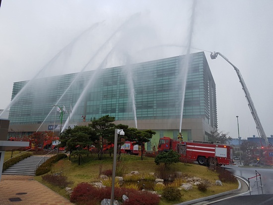 NSP통신-군포소방서가 재난대비 긴급구조종합훈련을 실시하고 있다. (군포소방서)