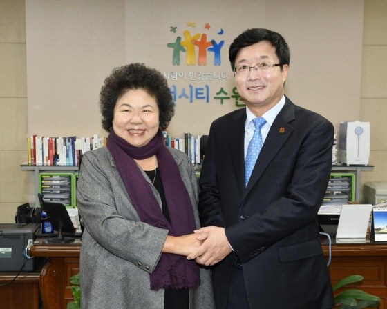 NSP통신-가오슝시 천쥐 시장(좌)과 염태영 수원시장이 사진촬영을 하고 있다. (수원시청 제공)