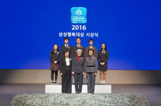 NSP통신-2016년 삼성행복대상 시상식에서 수상자들이 기념촬영을 하고 있다. (삼성 제공)