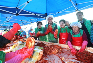 [NSP PHOTO]경기새마을부녀회, 사랑의 김장 담가주기 행사 가져