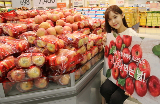 NSP통신-이마트가 매년 11월 첫째주 토요일을 사과 먹는 날(애플데이)로 정하고 사과를 할인 판매한다. (이마트 제공)