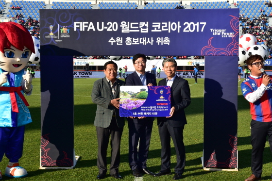 NSP통신-지난달 30일 염태영 수원시장(가운데)과 김진관 수원시의회 의장(좌)이 1호 수원 패키지 티켓을 구매후 사진촬영을 하는 모습. (수원시청 제공)