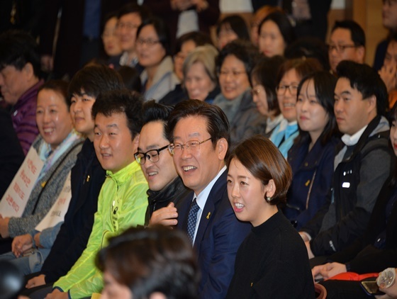 NSP통신-부산 벡스코에서 모인 청중들 중에 있는 이재명 성남시장 (성남시 제공)