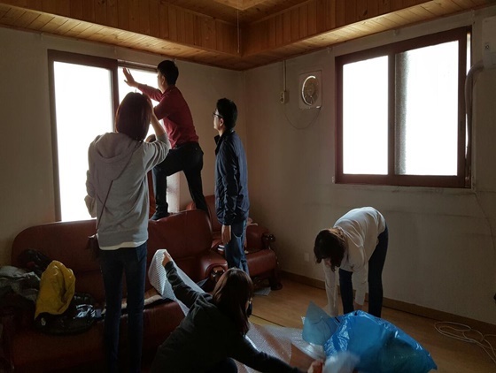 NSP통신-지난 6일 관내 독거어르신들이 가구 등을 대상으로 단열뽁뽁이 시공 봉사활동 (평택시 제공)