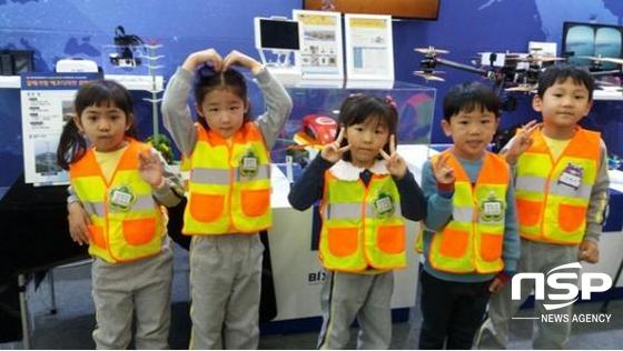 NSP통신-곡성군 관내 유치원 유아들이 곡성교육지원청이 지원한 체험학습용 안전조끼를 착용하고 있다. (곡성교육지원청)
