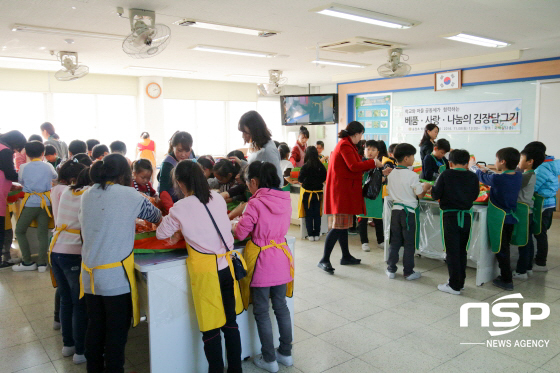 NSP통신-학생들이 김장담그기 체험을 하는 모습. (조현철 기자 제공)