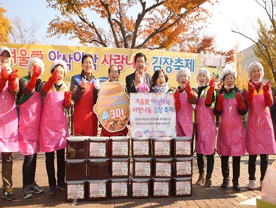 NSP통신-9일 경기 평택시청 분수광장에서 삼성전자와 함께 진행한 2016 겨울 愛 아삭아삭 사랑나눔 김장축제 (평택시 제공)