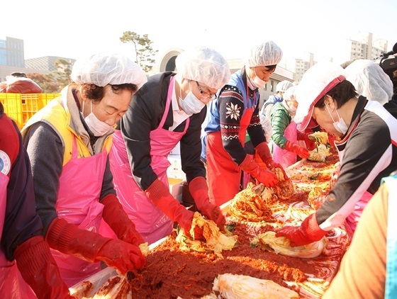 NSP통신-9일 경기 평택시청 분수광장에서 삼성전자와 함께 진행한 2016 겨울 愛 아삭아삭 사랑나눔 김장축제 (평택시 제공)