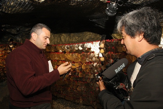 NSP통신-▲알자지라 방송 취재진이 광명동굴을 촬영하고있다(사진제공=광명시청 제공)