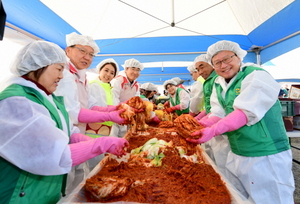 [NSP PHOTO]화성시 새마을회, 사랑의 김치나눔 행사 개최