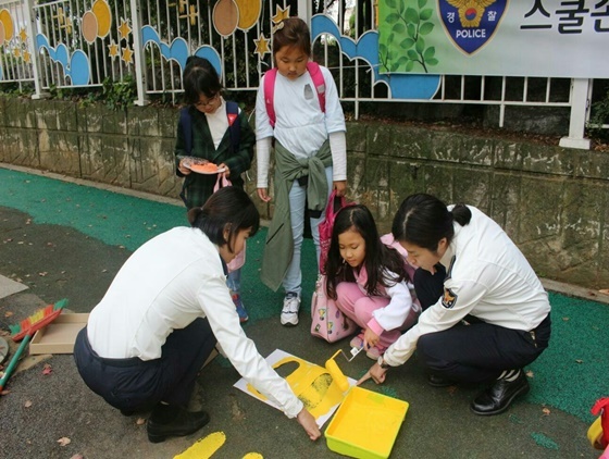 NSP통신-학교 앞 어린이 교통사고 예방을 위해 횡단보도 앞 인도 디자인한 노란 발자국 (경기남부지방경찰청 제공)