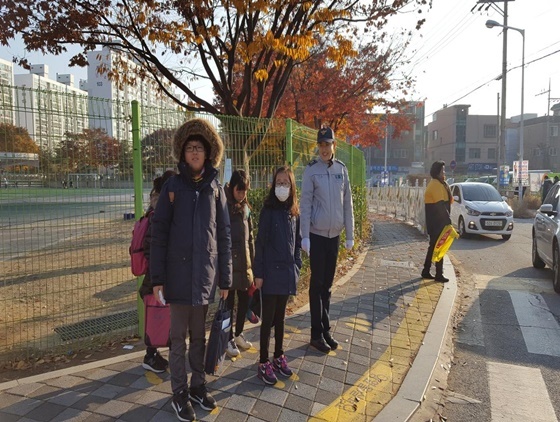 NSP통신-학교 앞 어린이 교통사고 예방을 위해 횡단보도 앞 인도 디자인한 노란 발자국