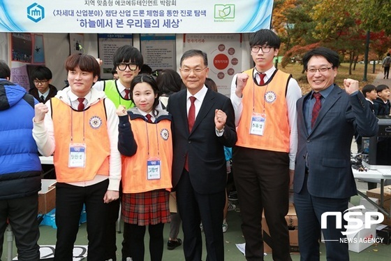 NSP통신-장만채 전남교육감이 10일 2016 전남 지역맞춤형 진로체험 에코에듀테인먼트 박람회를 찾아 학생들과 파이팅하고 있다. (전남교육청)