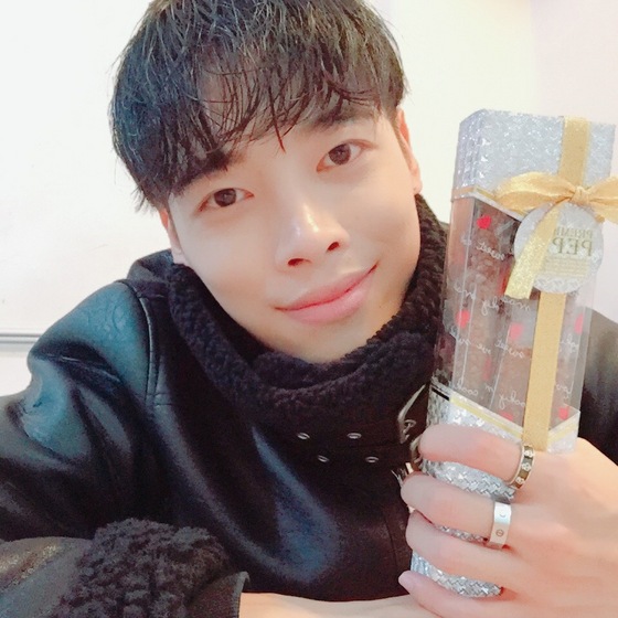 NSP통신-▲아우라 공식 SNS에 올라온 셀카