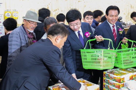 NSP통신-염태영 수원시장(우측 두번째)이 직매장에서 농산물을 고르고 있다. (조현철 기자)