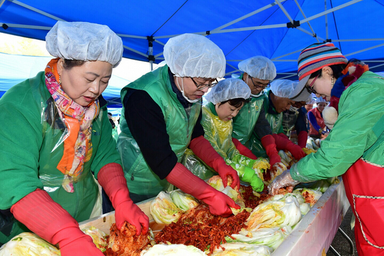 NSP통신-(좌측부터) 유준숙 수원시새마을부녀회 회장, 염태영 수원시장이 김장하는 모습. (유준숙 수원시새마을부녀회 회장 제공)