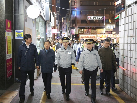 NSP통신-지난 11일 안산지역에서 안산특별합동 순찰을 벌이고 있는 좌로 이민근시의장, 제종길안산시장,정용선 경기남부청장 (경기남부경찰청 제공)