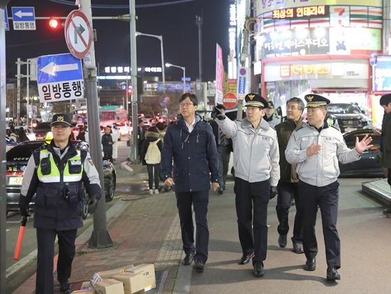 NSP통신-안산지역특별합동순찰 벌이고 있는 좌로 이민근시의장, 정용선경기남부청장,경기남부청 관계자.