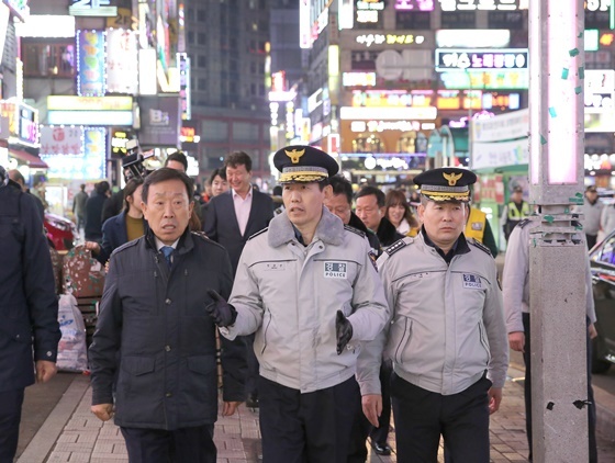 NSP통신-안산지역특별합동순찰하고 있는 좌로 제종길안산시장, 정용선경찰청장.경기남부청 관계자. (경기남부경찰청 제공)