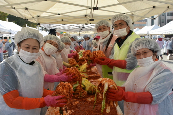 NSP통신-12일 안산 한양대학교 에리카캠퍼스에서 열린 겨울 愛 행복 담그기 사랑의 김장나눔 사업 모습. (경기도자원봉사센터)