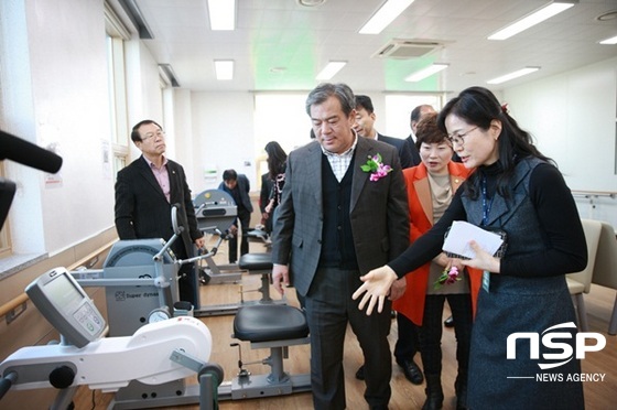 NSP통신-유근기 곡성군수가 최근 문을 연 농업인 재활센터를 둘러보고 있다. (곡성군)