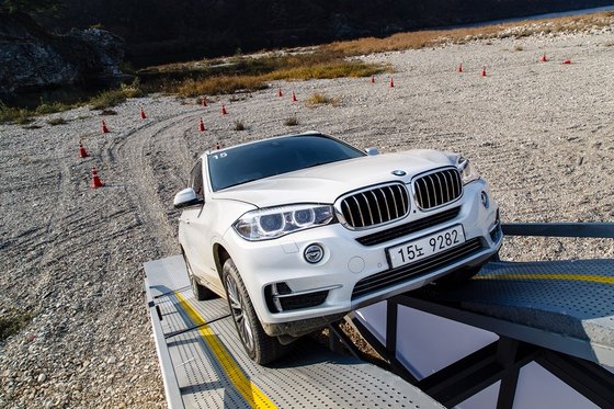 NSP통신-경사각도 35도의 가파른 언덕경사로 인공 구조물을 BMW X5 차량이 오르고 있다. (BMW 코리아)