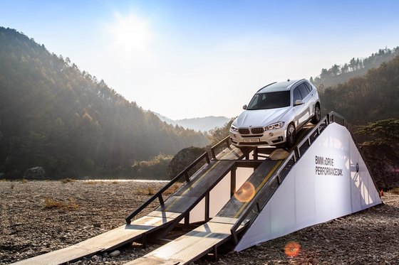 NSP통신-경사각도 35도의 가파른 언덕경사로 인공 구조물을 BMW X5 차량이 내리고 있다. (BMW 코리아)