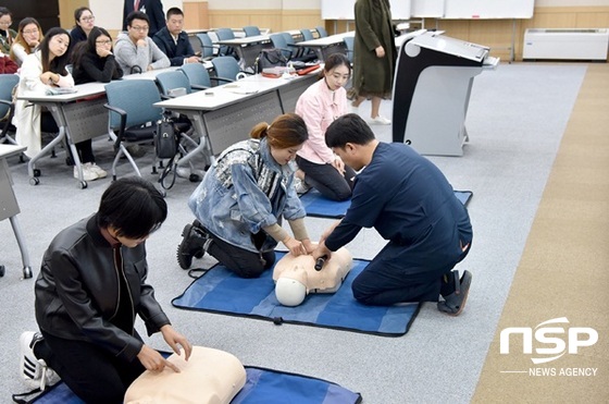 NSP통신-화순전남대병원에서 심폐소생술을 실습하는 중국 유학생들. (화순전남대병원)