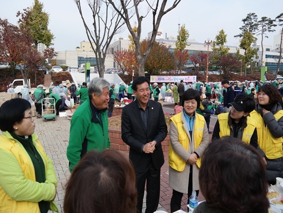 [NSP PHOTO]김윤태 평택시의장, 평택새마을 사랑의 김장담그기 행사 관계자 격려