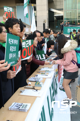 NSP통신-학생 및 시민들이 서명을 하고 있다. (조현철 기자)