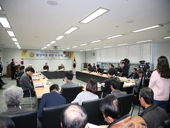 NSP통신-성남시의회(의장 김유석)는 17일 국내 최대 모란민속5일장 활성화를 위한 토론회를 개최했다. (성남시의회 제공)