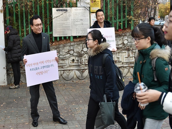 NSP통신-경기 용인시의회 김중식 의장은 17일 오전 7시 30분 죽전고등학교 수능시험장을 찾아 수험생들을 격려했다. (용인시의회 제공)