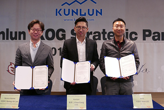 NSP통신-넥슨 이병욱 본부장, 쿤룬 천팡 대표, KOG 이종원 대표(왼쪽부터)가 파트너십 체결 후 포즈를 취하고 있다.