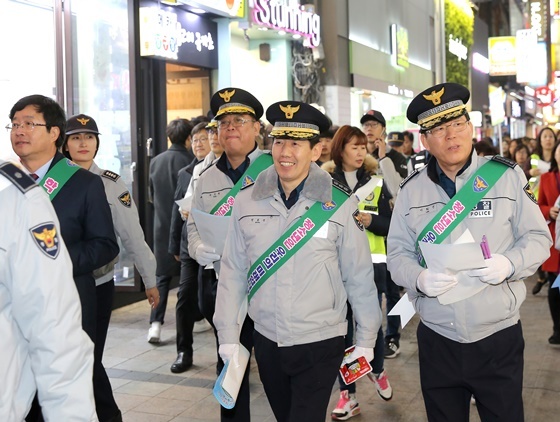 NSP통신-청소년선도캠페인 전개하는 정용선 경기남부청장,염태영수원시장 등 유관기관 관계자들 (경기남부경찰청 제공)