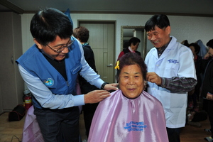 [NSP PHOTO]포스코 광양제철소, 인근지역 마을 시설 및 기업공원 환경정화 실시