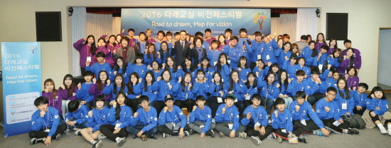 NSP통신-다래교실 비전페스티벌 오프닝 행사에서 참가 학생들과 프로그램 관계자들이 함께 기념촬영을 하고 있다.