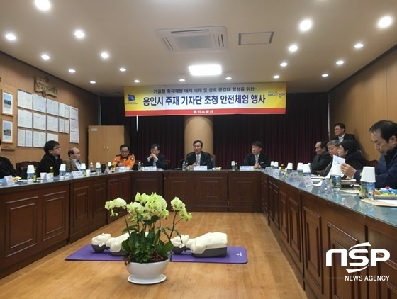 NSP통신-23일 오전 11시부터 2시간 동안 경기 용인소방서 2층 회의실에서 조장래 용인소방서장을 비롯한 소방서 관계자들과 용인시 출입기자 등 이 참석한 가운데 열린 경기 용인시 주재기자단 초청 안전체험행사 및 간담회 (NSP뉴스통신 = 김병관 기자)