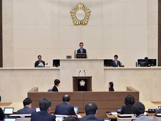 NSP통신-경기 용인시의회(의장 김중식)가 23일 오전 10시 본회의장에서 제212회 제2차 정례회 제2차 본회의를 열고 용인시 곤충산업의 육성 및 지원에 관한 조례안 등 총 53건이 상정되어 심사 결과 가결로 통과됐다. (용인시의회 제공)