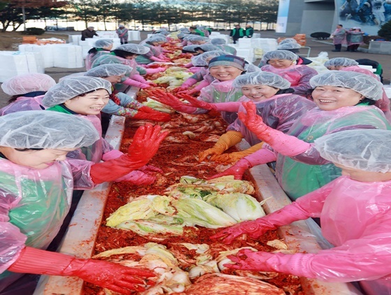 [NSP PHOTO]용인시, 사랑의 김장 나눔 행사 잇따라 훈훈