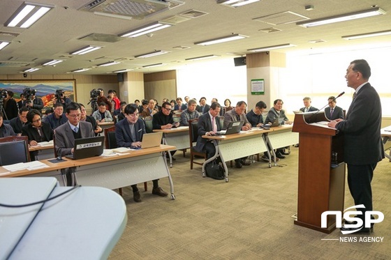 NSP통신-장만채 전남교육감이 24일 본청에서 일반고 운영체제 개편과 관련한 기자회견을 갖고 있다. (전남교육청)